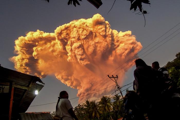 印尼勒沃托比火山喷发 火山灰直冲天际
